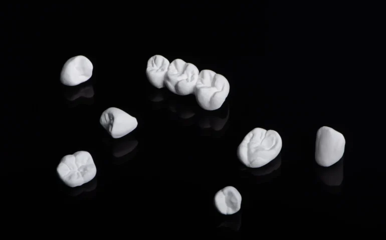 high-aesthetic-zirconia-dentures-crowns-colorful-background-set-single-dentures-dental